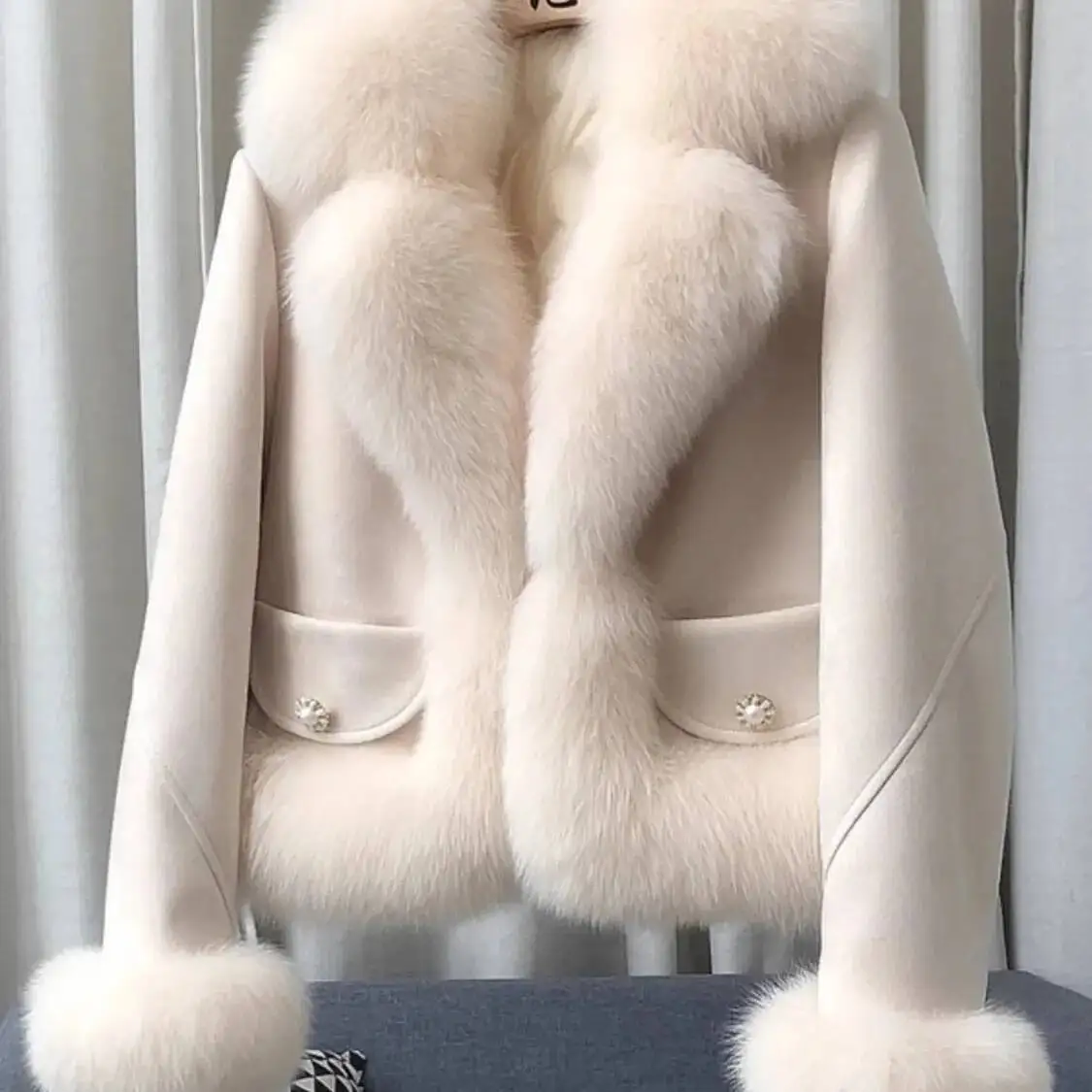 Chaqueta de hierba de piel de zorro de imitación de gama alta para mujer, chaquetas de algodón gruesas, abrigo corto de estilo fragante a la moda, Otoño/Invierno 2026