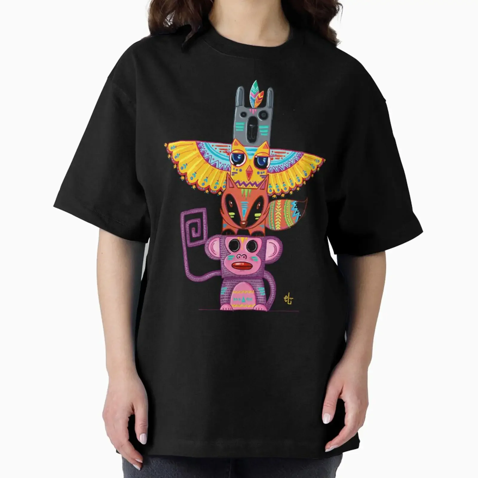 Camiseta gráfica informal vintage con diseño de tótem de niños salvajes en color, diseñada y vendida por Eli Gallego, para uso diario, ligeramente unisex