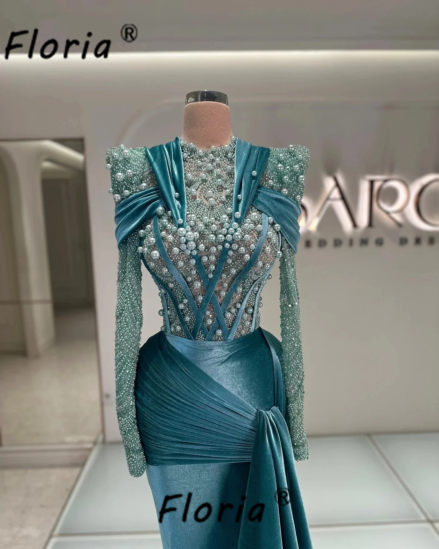 

Retro Elegant Velvet Prom Dress with Sweep Train Beads Pearl Long Sleeve Formal Gown Customized robes longues soirées élégante