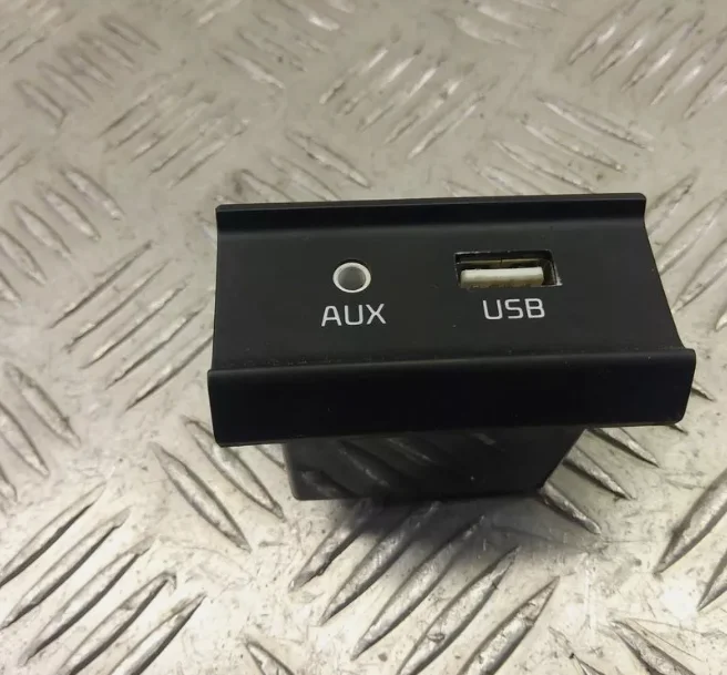 

Центральная консоль USB-порт, вспомогательный медиаконцентратор для 2018-2023 Kia Rio LX AUX USB-контроллер 96120H8100 96120-H8100