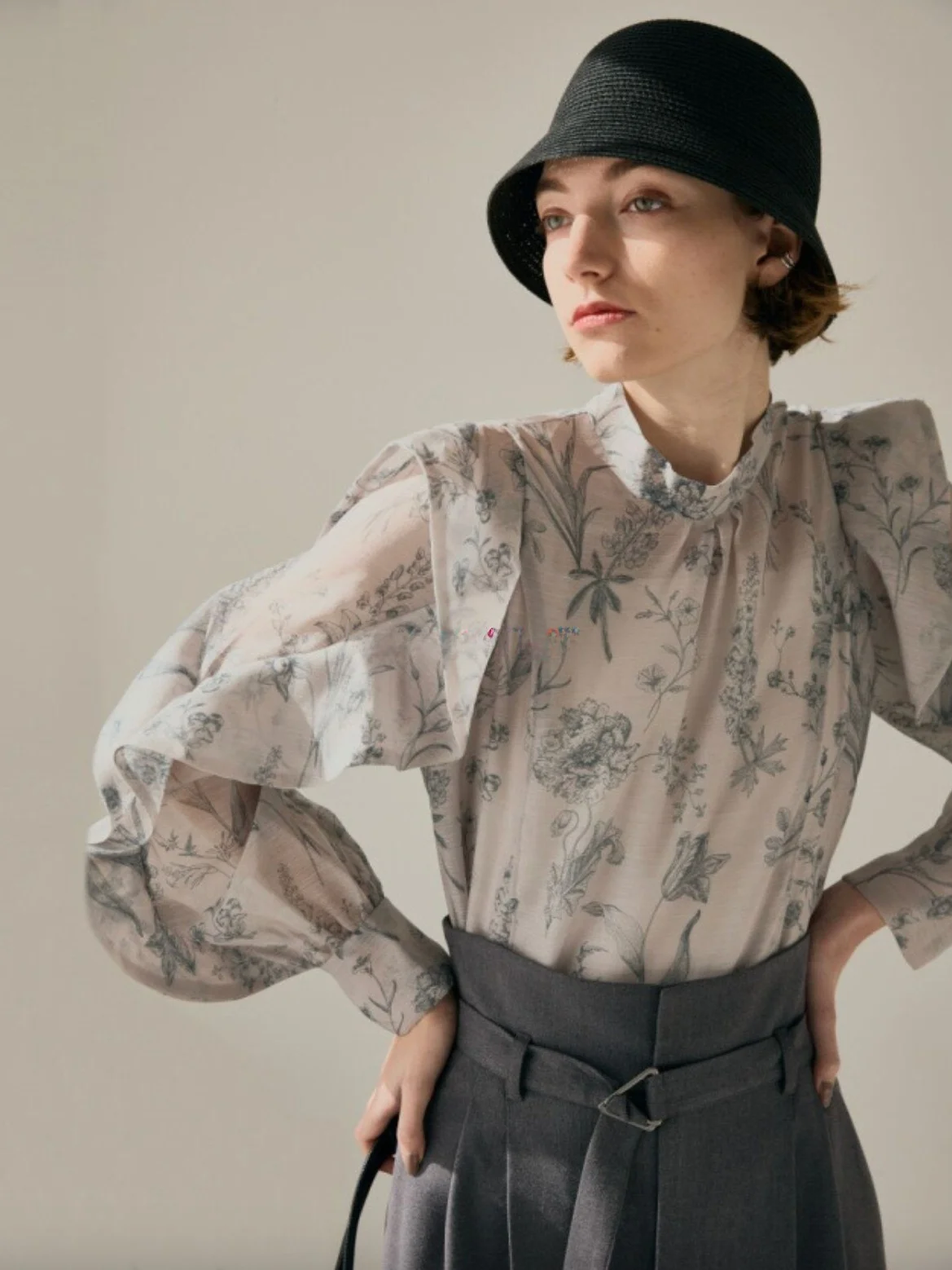 

Элегантная женская блузка с цветочным принтом, тонким воротником-стойкой и кружевной отделкой, приталенного кроя, с длинными рукавами, весенняя коллекция.