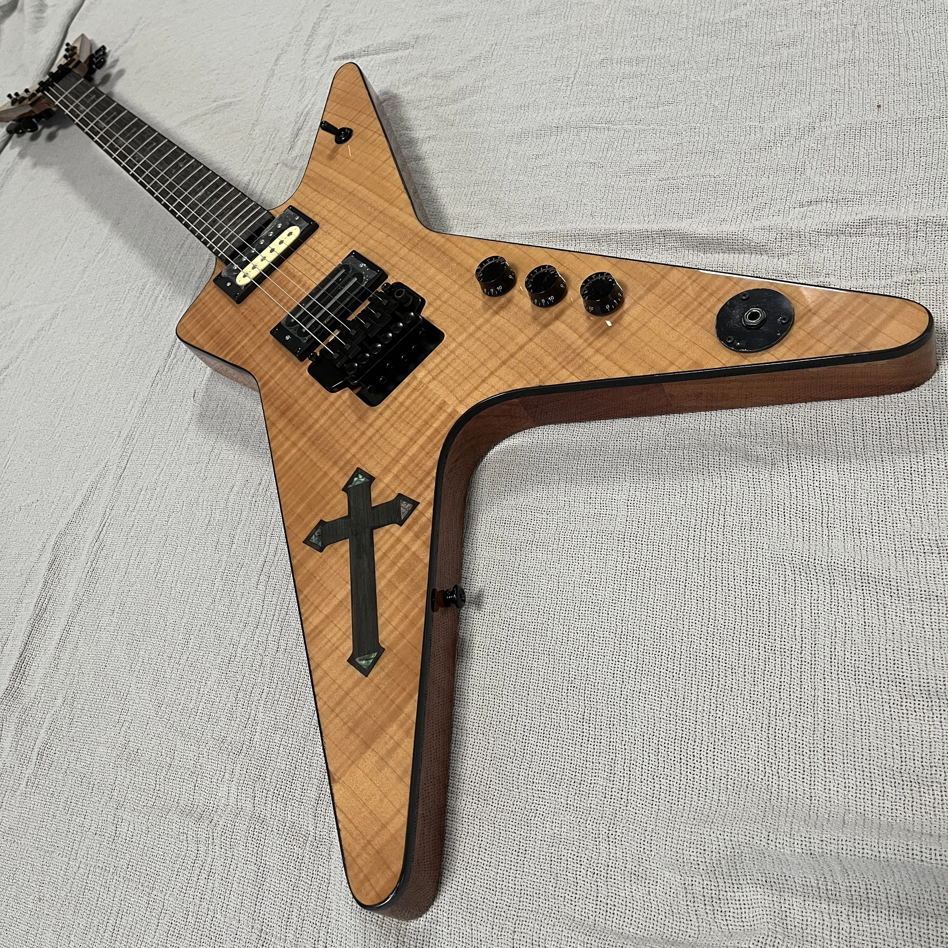 Guitarra eléctrica de forma cruzada con chapa de arce flameado, cuerpo marrón, 22 trastes, 6 cuerdas. Un regalo de Navidad Envío gratis