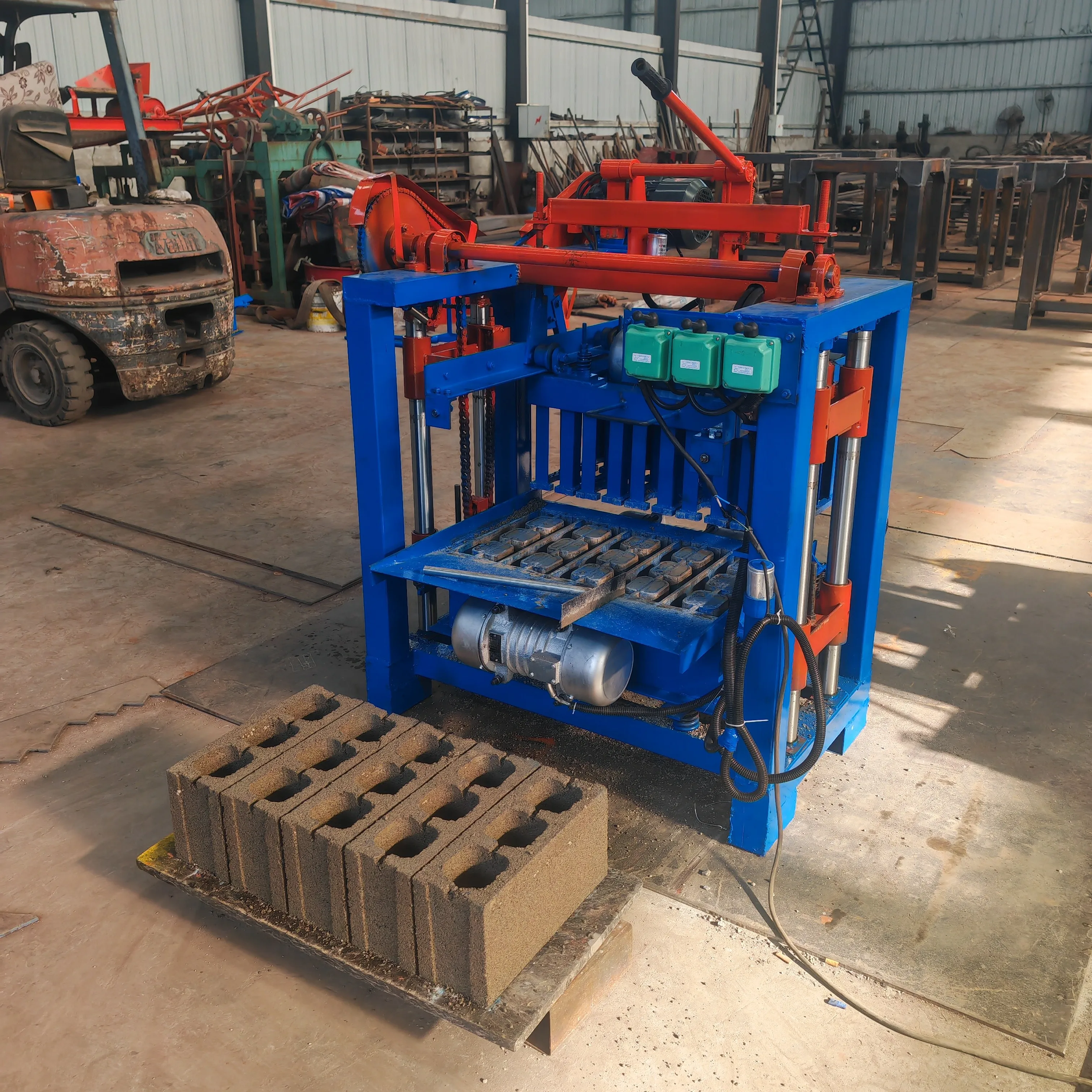 完全油圧自動中空赤レンガブロックマシン、油圧連動モバイル小型レンガ製造機