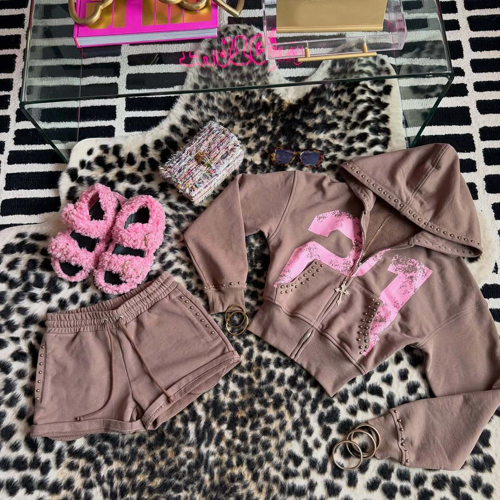 JENYAGE Damen 2-teiliges Outfit, Nietenbesetzter, kurzer Hoodie mit Reißverschluss und Shorts, Graffiti-Print, Sweatshirt, Trainingsanzug, Y2K Streetwear – Detail 8