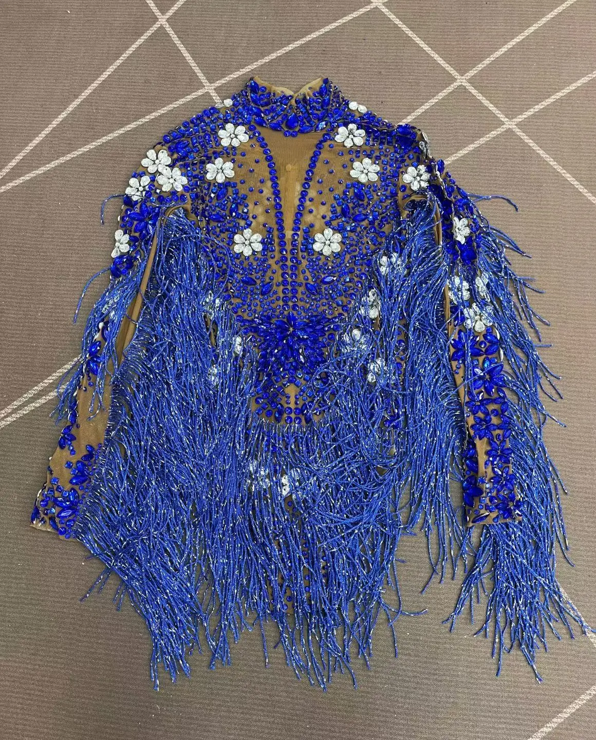 Lussuoso body con nappe e strass scintillanti dal design pesante da donna, cantante, ballerino, festa, sfilata di moda, performance sul palco