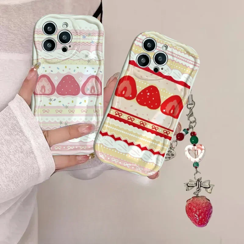 Capa de Celular com Pingente de Morango e Renda Fofa para Motorola Moto Edge 50 Fusion Pro Ultra G22 G24 G54 G84 G14 G35 G05 G15 G34 E13