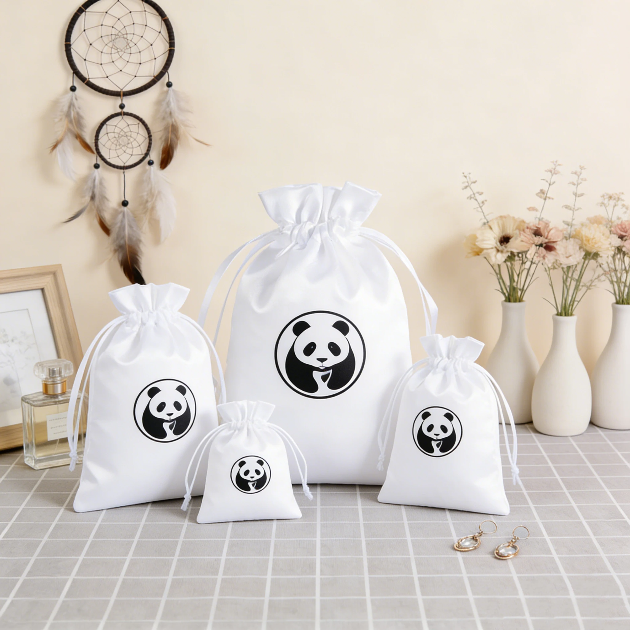 

100 шт. белых атласных мешочков для украшений с завязками, 3x4 дюйма, подарочные пакеты для вечеринок, свадеб, детских праздников, конфет, парфюмерии