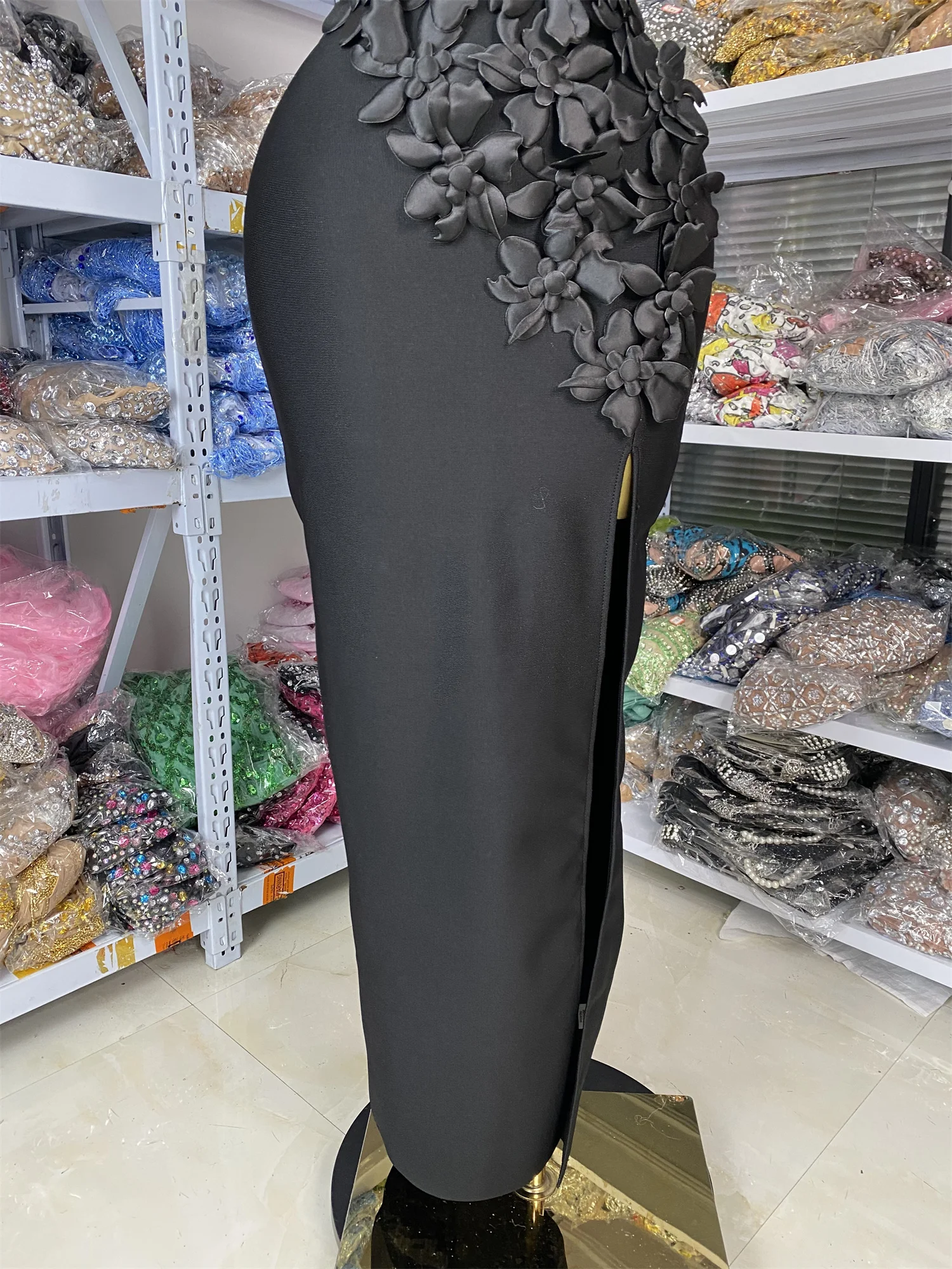 فستان بأشرطة للبيع بالجملة من المصنع لعام 2026 فستان نسائي فاخر بدون أكمام مزين بالزهور مفتوح الساق طويل للحفلات المسائية