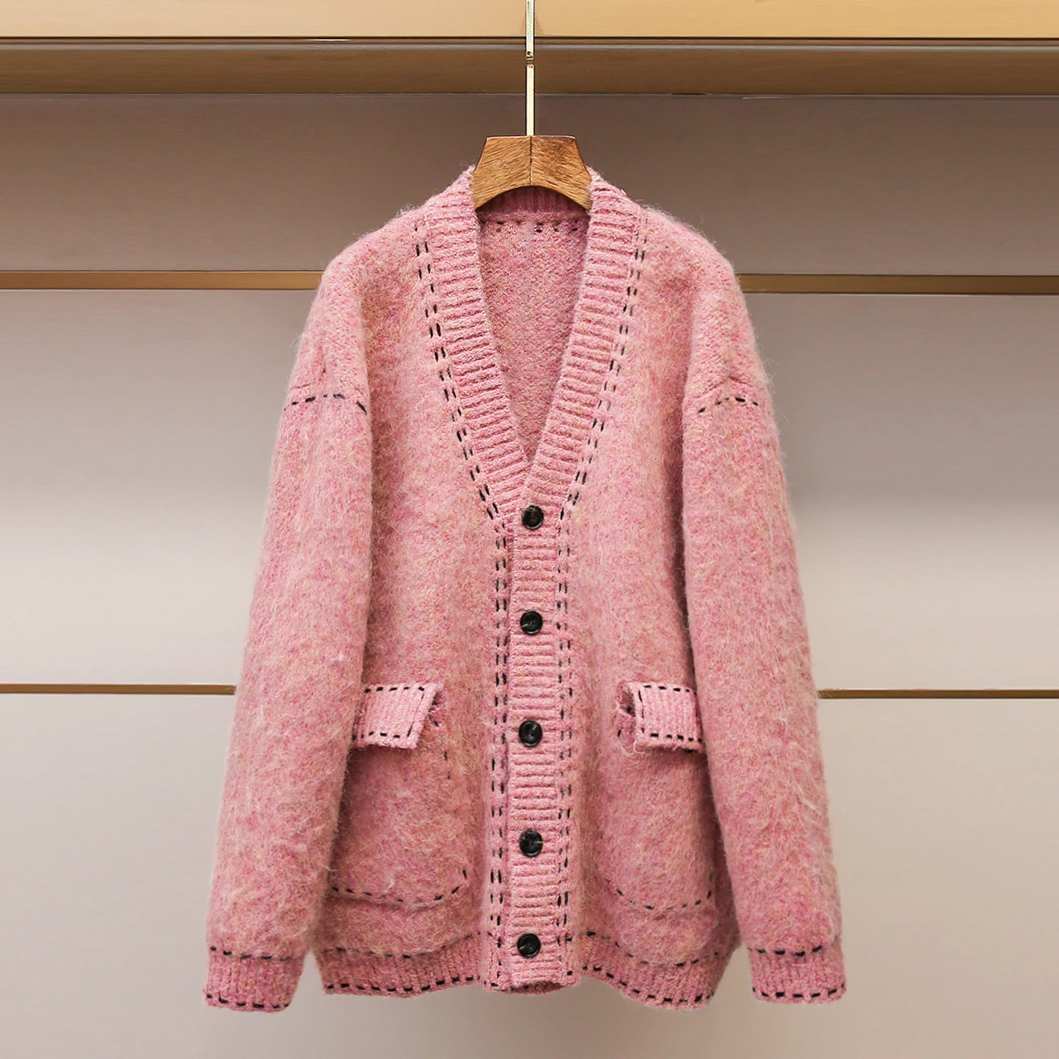 

Розовый утепленный вязаный кардиган средней длины для женщин: новинка зимы, свободный крой, комфортный трикотаж премиум-класса