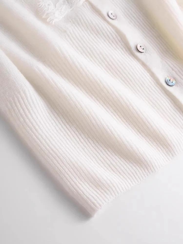 بلوزة نسائية خريفية أنيقة بأكمام طويلة وتصميم محبوك مع تطريز دانتيل ولون واحد بأسلوب فرنسي وياقة على شكل V وإغلاق بأزرار