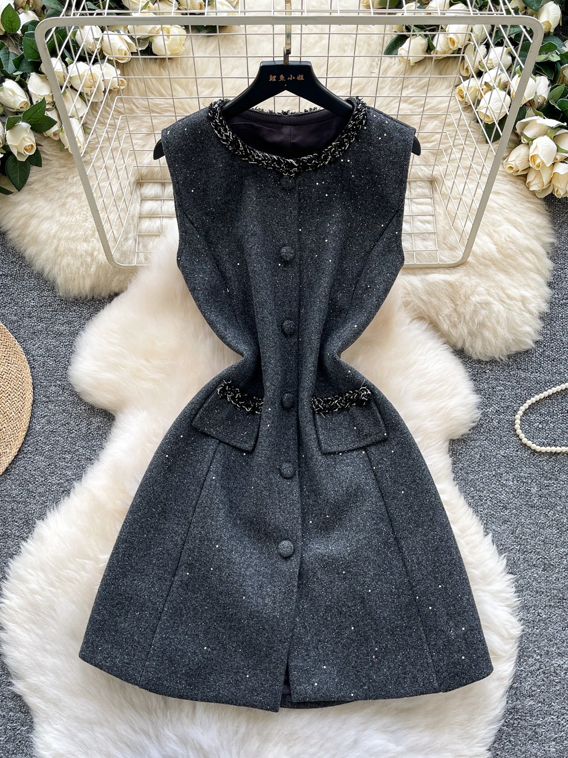 

Однобортное однобортное шерстяное платье без рукавов с круглым вырезом и пуговицами на талии во французском ретро-стиле