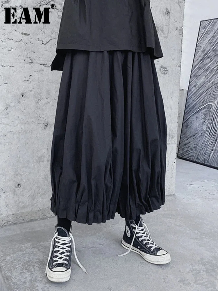 

[EAM] Черные короткие плиссированные широкие брюки с высокой эластичной резинкой на талии, новые свободные брюки, женские модные брюки, весна-осень 2024, 1DF1103