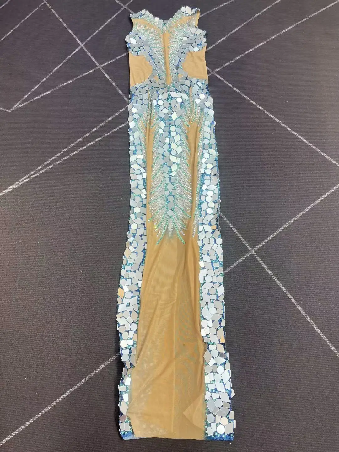 ชุดราตรีผ้าตาข่ายสีเงินประดับกระจกและคริสตัลวิบวับ ชุดราตรียาวเซ็กซี่สำหรับงานพรอม ดีไซน์หรูหราไร้แขน ชุดราตรีระดับไฮเอนด์ ยี่ห้อ Shuilanhua