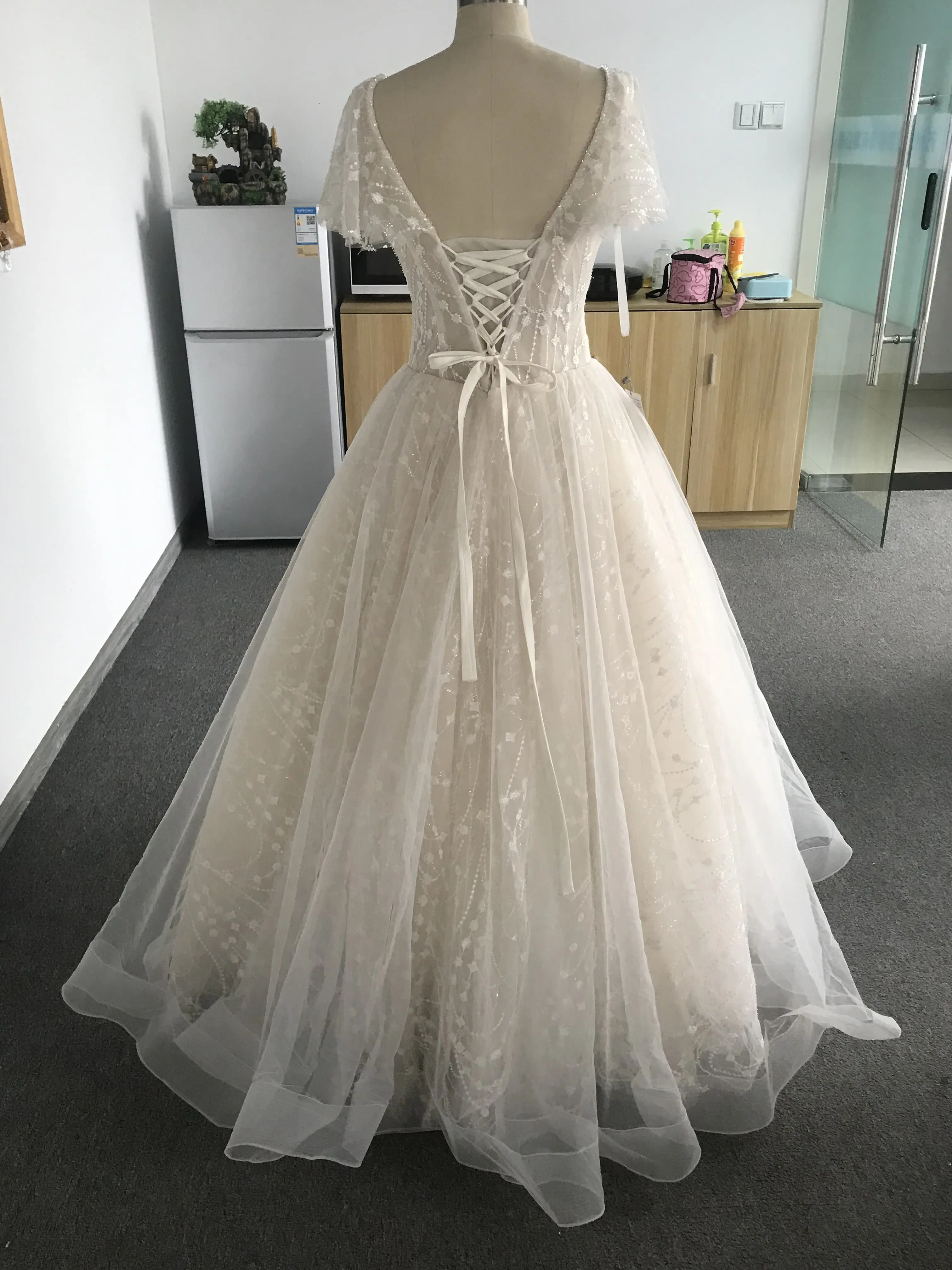 Cloverbridal em estoque bling frisado rendas + tule mangas de cabo novo vestido de casamento pronto para enviar desconto vestido de noiva tamanho us8 my014