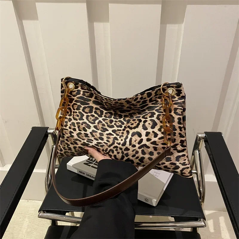 

Large capacity leopard print armpit bag versatile chain shoulder messenger bag