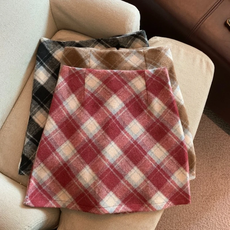 Women's High Waisted Plaid Wool Mini Skirt Warm A-Line Checkered Skirt with Built-in Shorts Fall Winter Trend Preppy Style