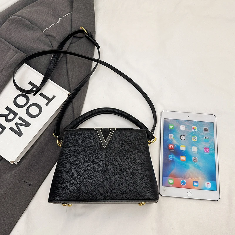 

Minimalist Chic Leather Diaper Bag: Elegant Crossbody Bag For Women With Luxury Designer Logo And Large Capacity Vintage Tote