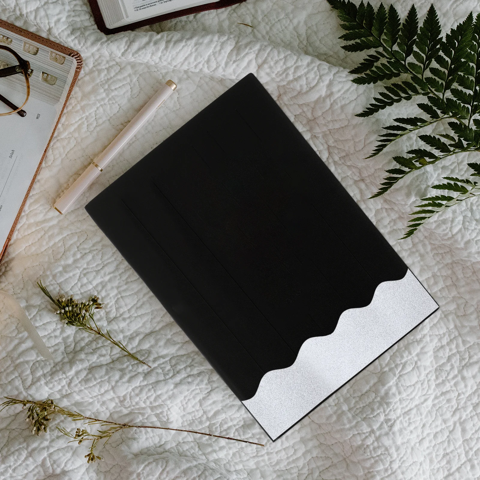 

1 Roll Glitter Blackboard Border Decal Replaceable Paper Non-Adhesive Decorative Bulletin Board Trim Classroom Festival Supply