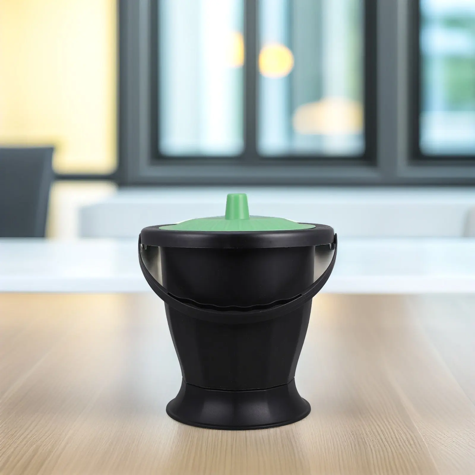 

Compact Portable Urinal Chamber Pot Plastic Spittoon with Lid Unisex Household Urine Storage Pot for Bedridden Elderly Pregnant