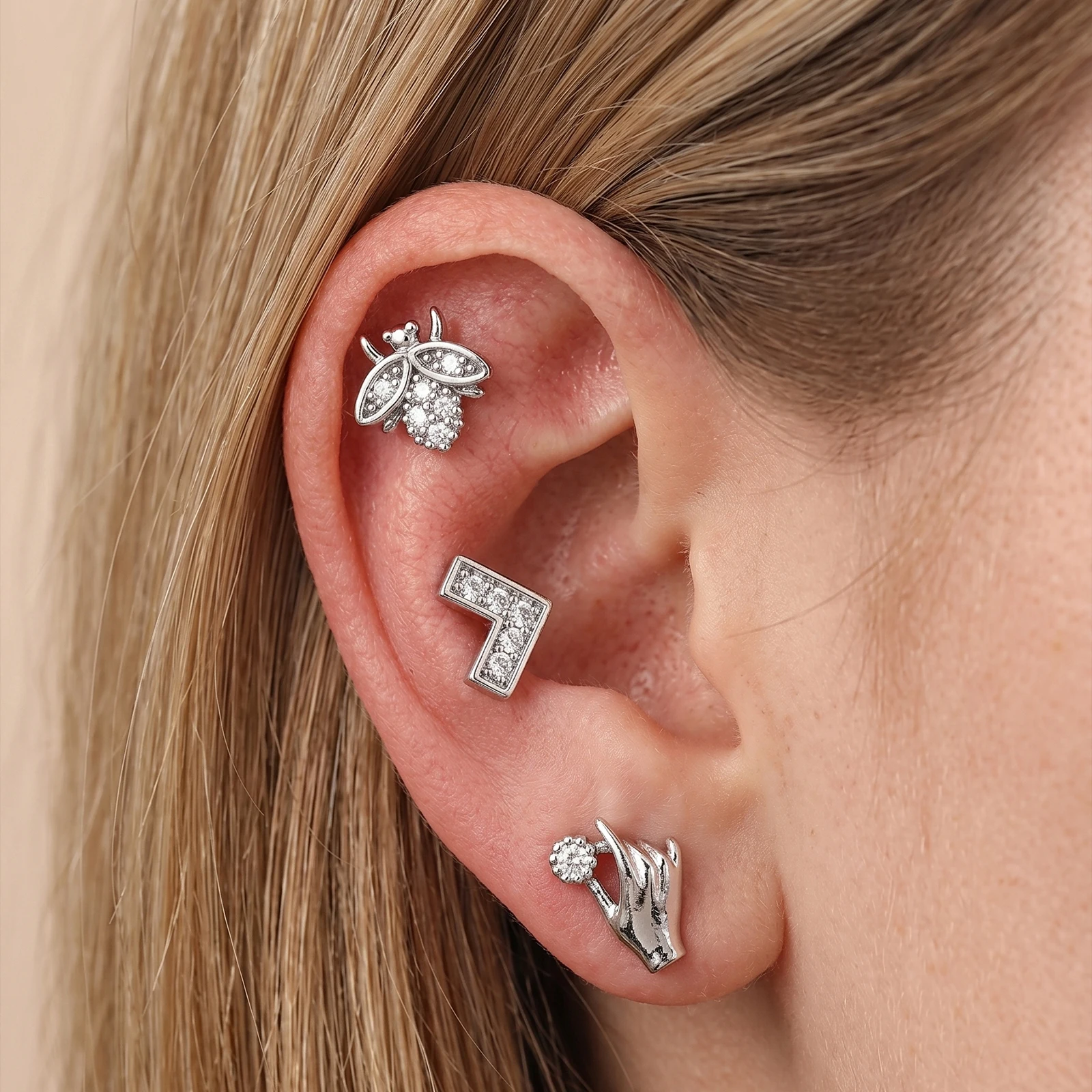 1pc Bee Flower Ear Crawlers Hellix Stud Earrings Piercing Tragus Back-Screwed Ear Studs Piercings Oreja for Women Body Jewelry