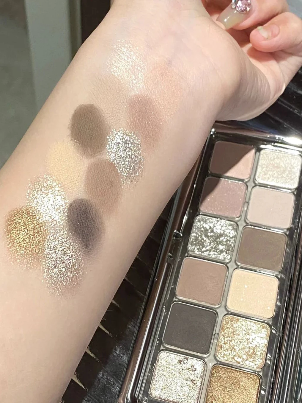 12 Color Eye Shadow Plate Matte Pearl Eyeshadow Girl Beginner Makeup Eyeshadow Tray