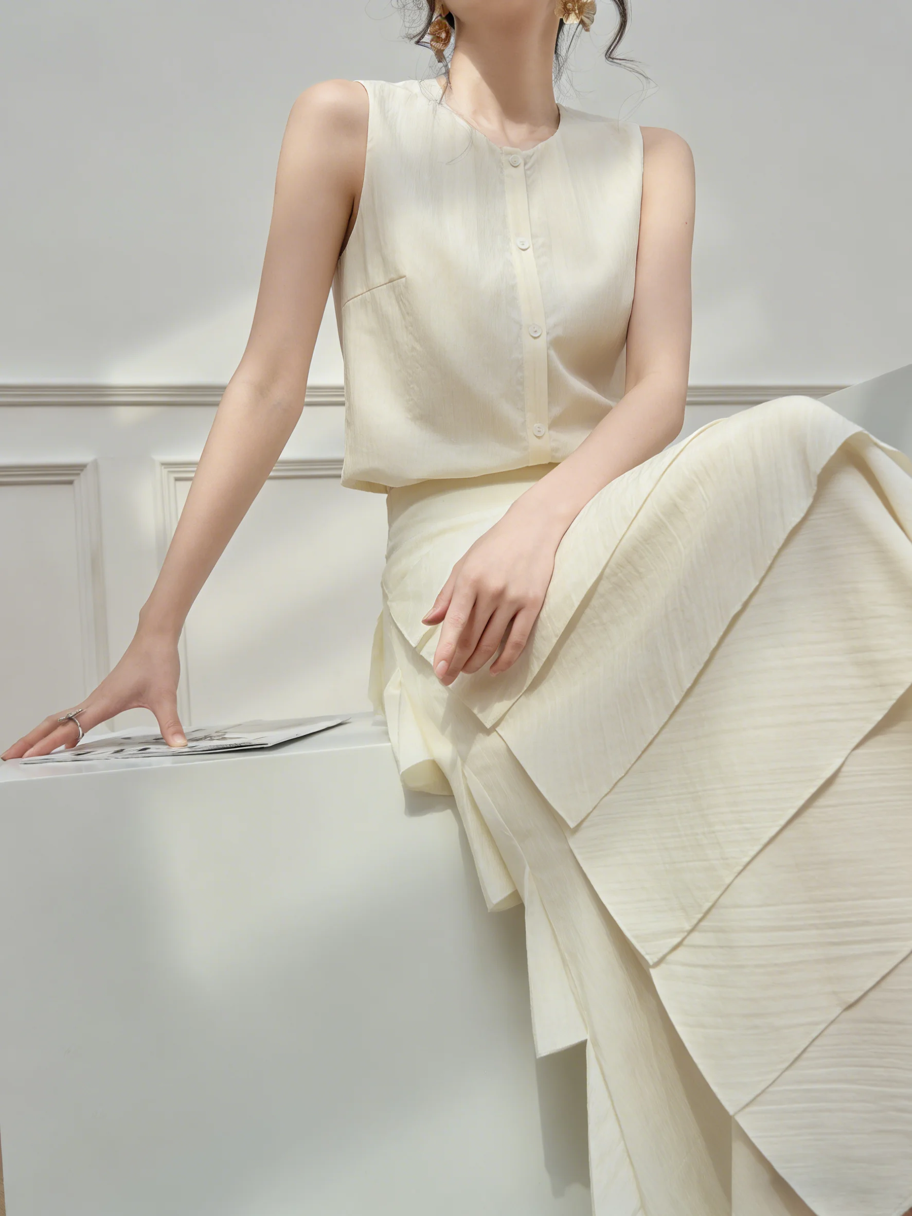 

Новый комплект 2026: бежевый жилет и юбка. Женский модный повседневный свободный крой, на пуговицах, средней плотности, весенний сезон, с завышенной талией.