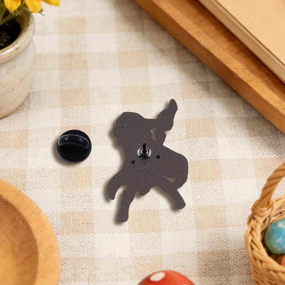 KonoSuba Cartoon-Charakter-Brosche Megumin Magier-Abzeichen Klassische Anime-Peripherie Emaille-Pin Fans Sammlerstück Taschen-Accessoire Geschenk – Detail 3