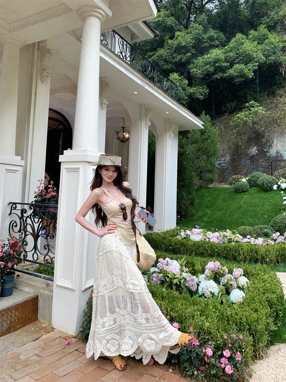 

Летний повседневный женский комплект из двух предметов: топ с U-образным вырезом на бретельках светло-бежевого цвета и юбка с завышенной талией для стройнящего эффекта.