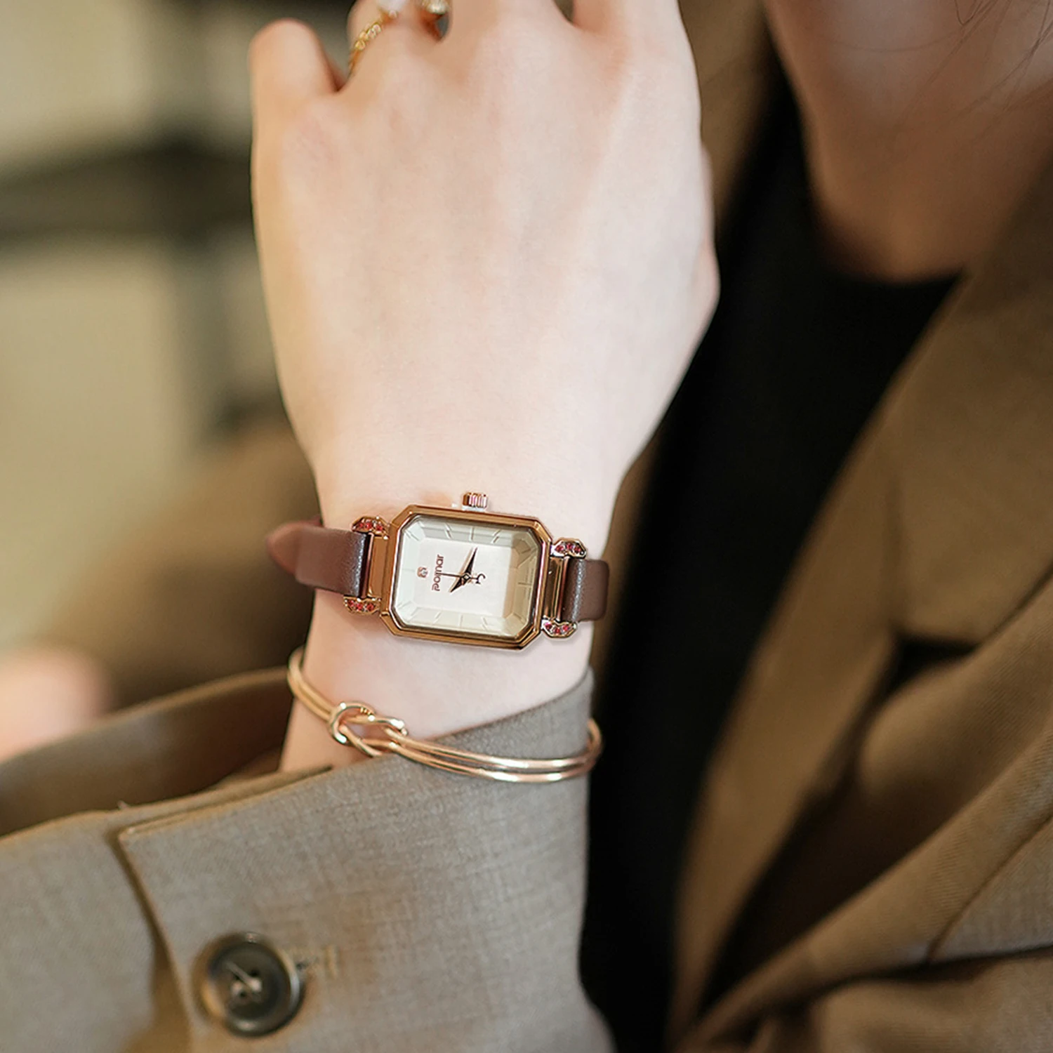 2025 مجموعة الماس النسائية الجديدة ساعة كوارتز جلدية أصلية ريترو مقاوم للماء ضوء الأعمال الفاخرة ساعة نسائية ، هدية عيد ميلاد