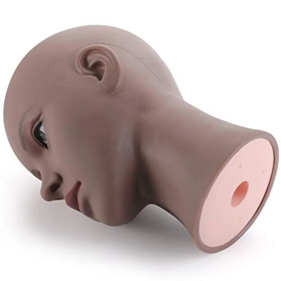 رأس عارضة أزياء أمريكية أفريقية مع مشبك لعرض قبعة الشعر المستعار والنظارات في متجر بيع بالتجزئة في الصالونات أو الاستخدام المنزلي مانيكي أصلع واقعي