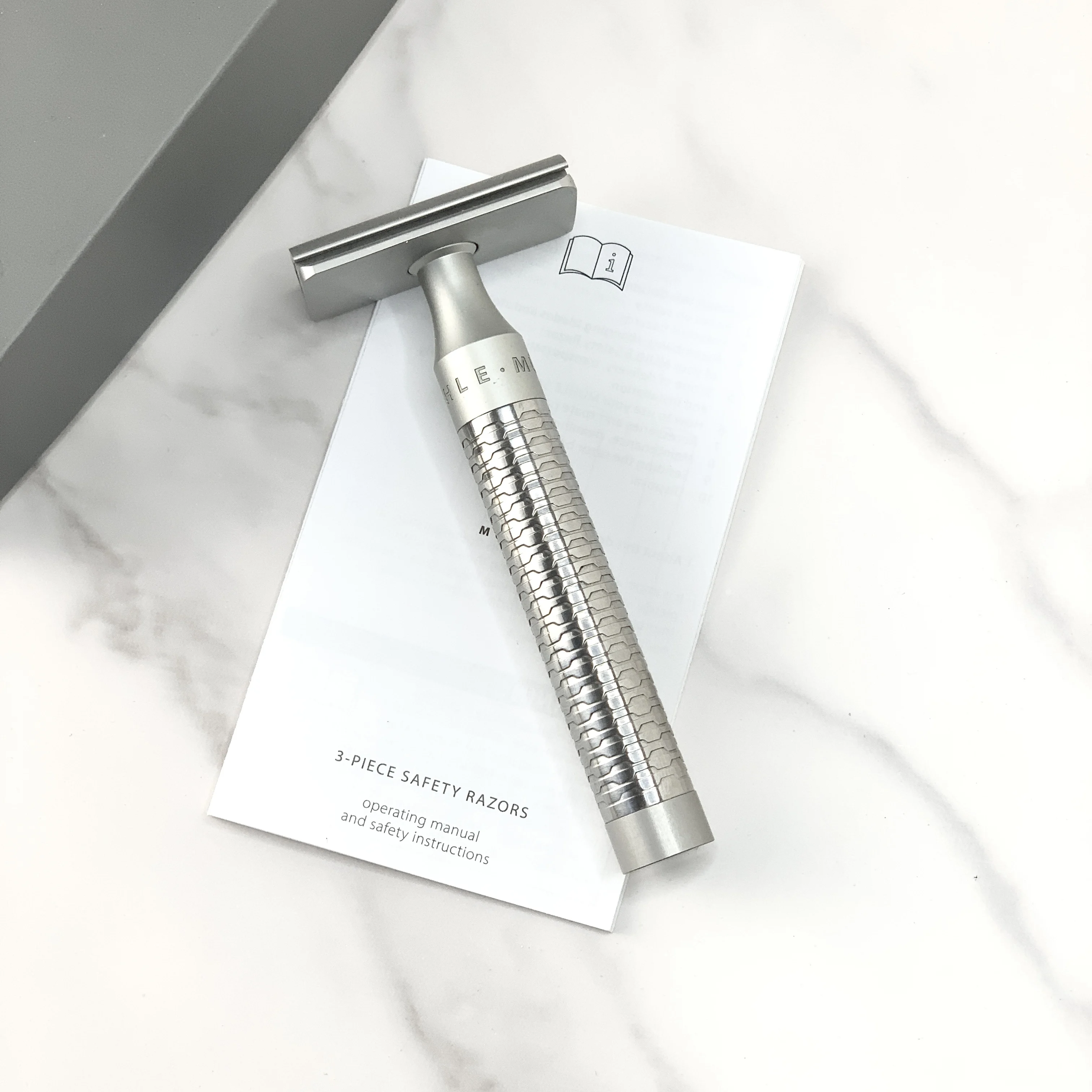 German model R94 Double Edge Safety Razor, a men's shaver made by CNC - processed stainless steel