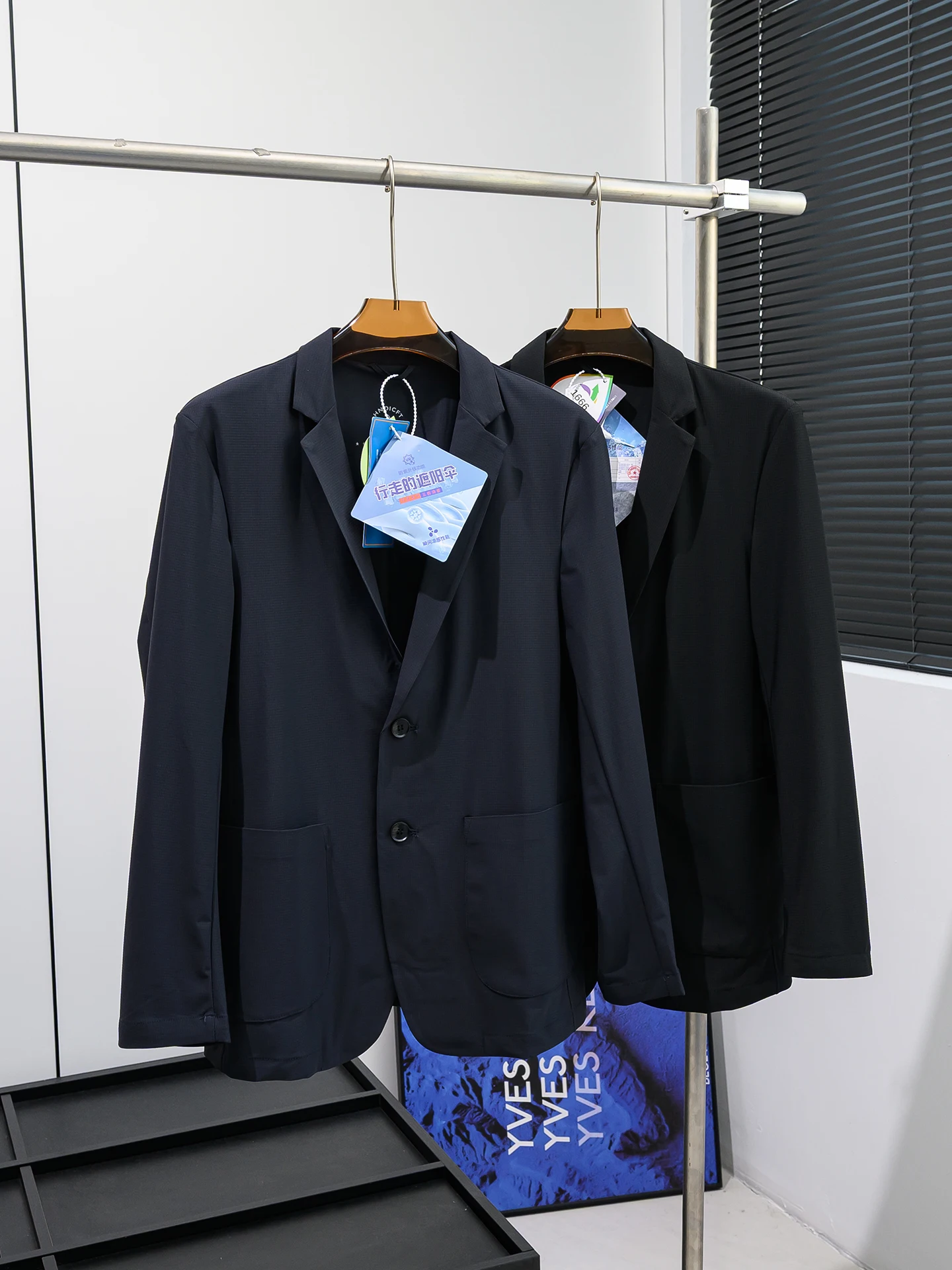 

Lightweight Breathable Men's Business Suit Jacket Summer Commute Cool Comfortable High Elasticity Seamless Heat Sealing