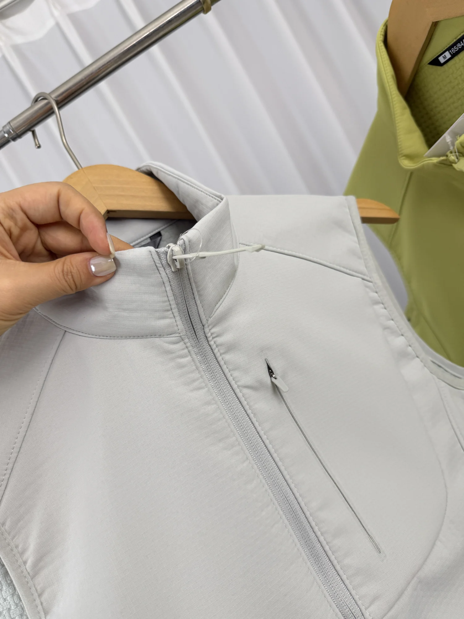 Waterproof Outdoor Grid Pattern Fabric Vest Lightweight Anti-Wrinkle Stand Collar Men's Casual Style Breathable Zipper Closure