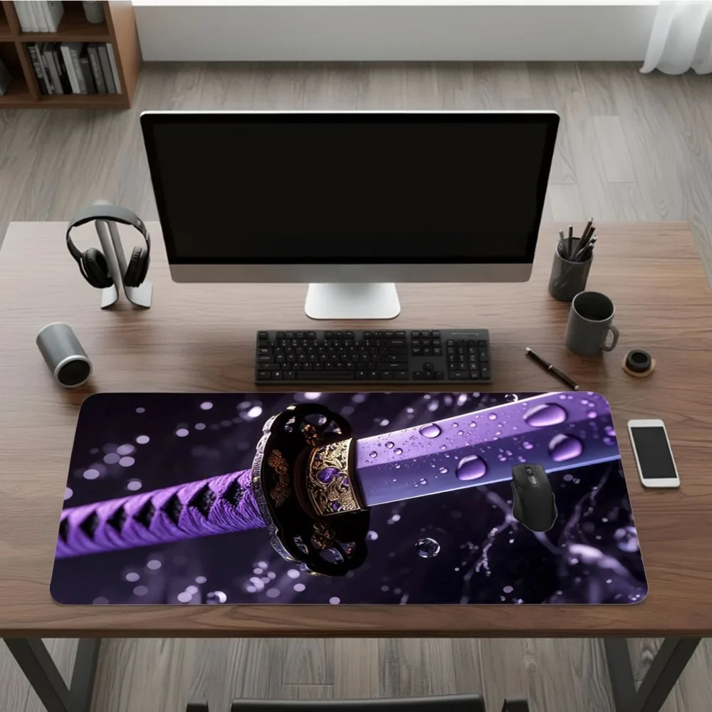 La alfombrilla de mesa con forma de espada del Guerrero Morado está diseñada con propiedades antideslizantes y presenta un estilo moderno minimalista.