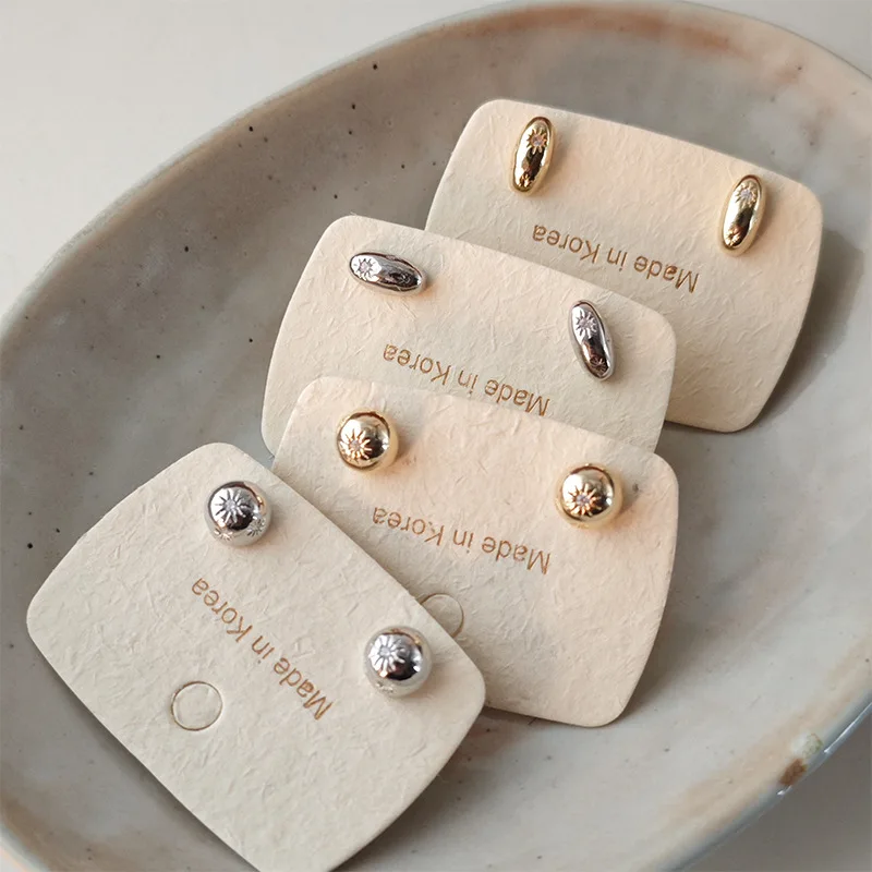 

Small Mangxing Doudou stud earrings female niche design sense simple temperament versatile high sense light luxury earrings