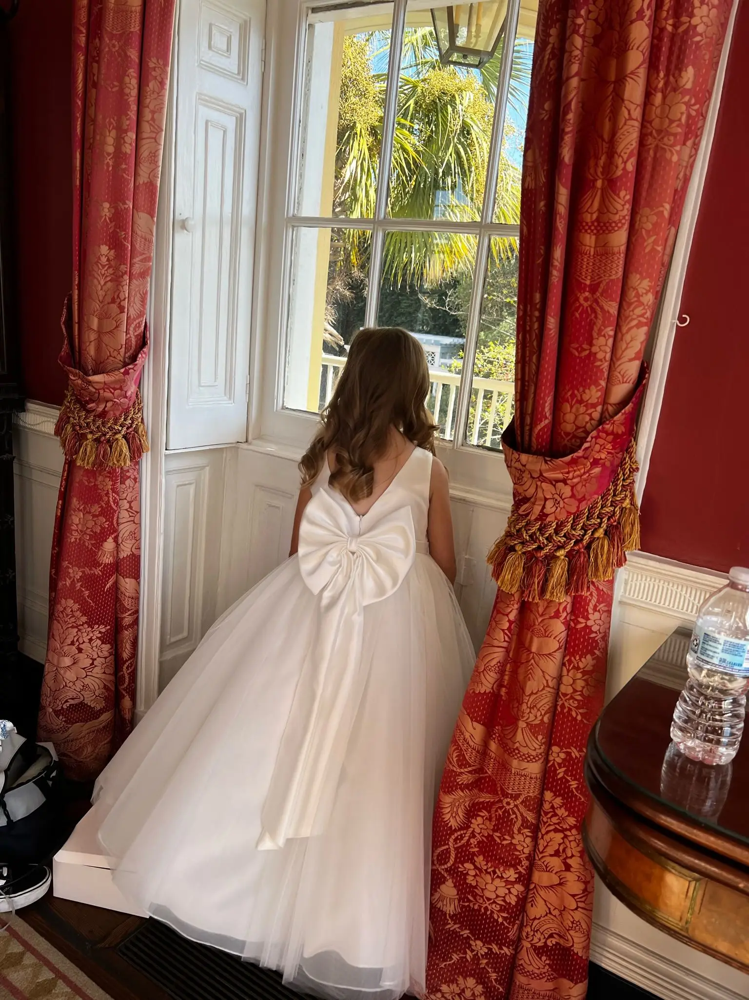 فساتين بناتي من الساتان تول على شكل حرف v على شكل حرف a مع فيونكة بدون أكمام طويلة وبسيطة لحفلات الأطفال فستان أنيق لحفلات الزفاف