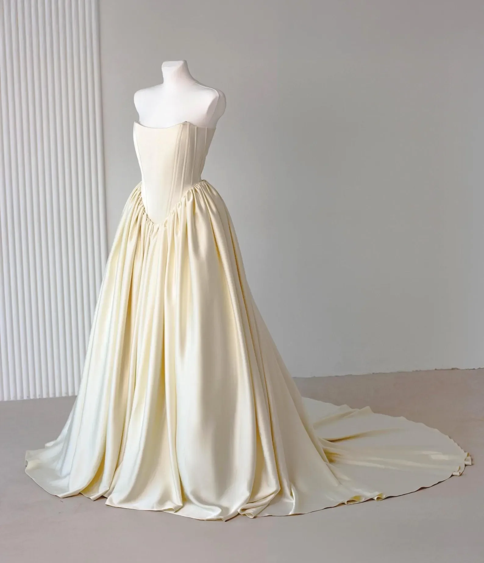 Customized Simple Corset Dress With Puffy Skirt Long Train Civil Ceremony Elegant Ball Dress Minimalist Flowing Wedding Dress