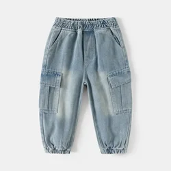 Nuovo 2024 bambini autunno moda grande tasca Jeans solidi pantaloni ragazzi Casual classico Denim pantaloni bambino Jeans abbigliamento per bambini