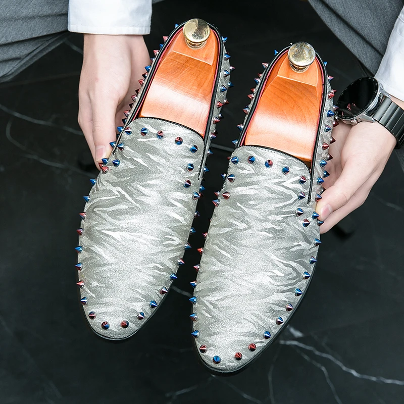 Silvery Loafers Men with Ultra-fine Fiber Rivet Decoration for Nightclubs Pointed Shoes Versatile Men Shoes Large Sizes 38-47