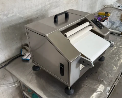 Small Desktop Rolling Machine for Shaping Croissant Dough, Croissant Forming Machine