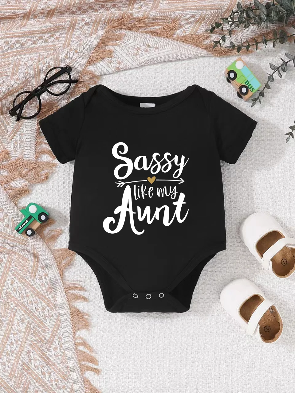 Baby short-sleeved triangle bodysuit, fun letter print, button design, easy to care for, suitable for new parents.