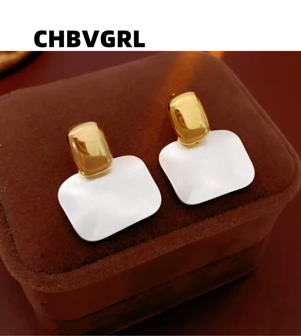 

Hot-selling metal earrings, luxurious and cold earrings, elegant and luxurious earrings with a high-end feeling.