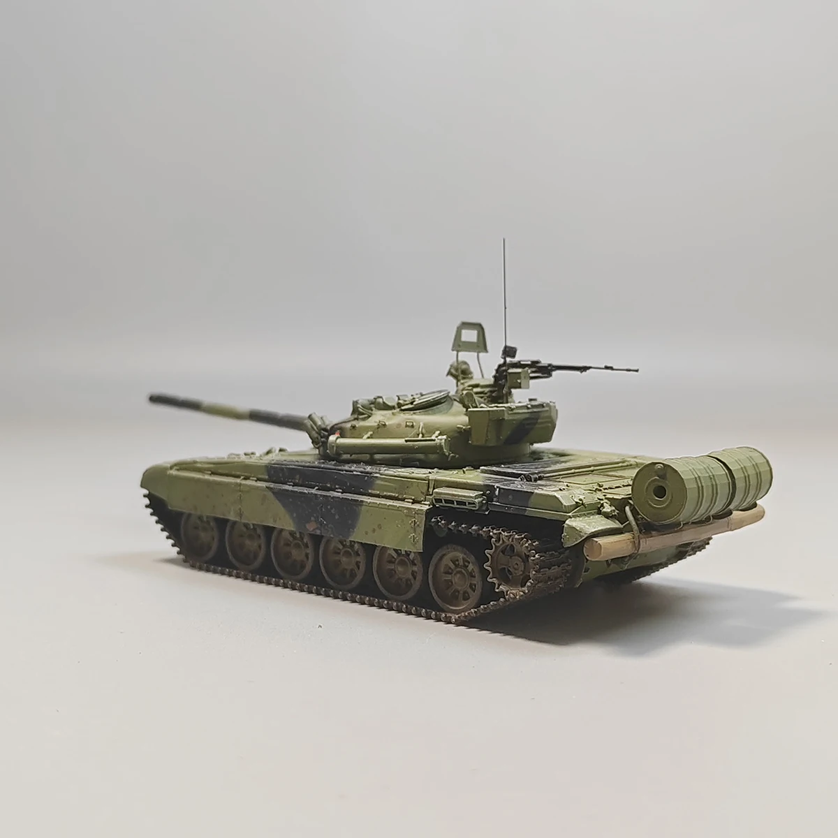 โมเดลรถถังหลักเยอรมันตะวันออก T72M1 ขนาด 1:72 ทำจากเรซิ่น แบบติดตั้งบนราง สำหรับนักสะสม ของขวัญ ของสะสม แบบตั้งโชว์