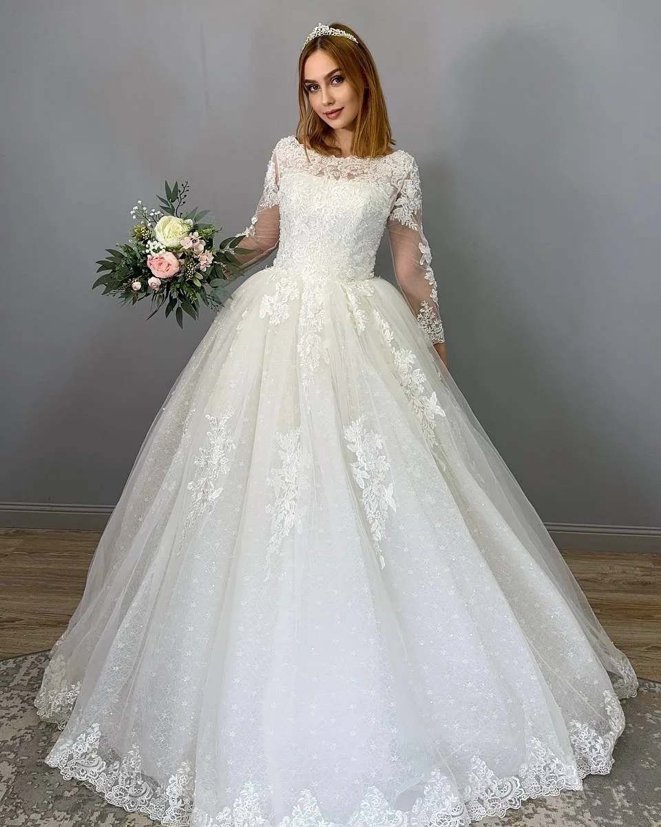 فستان زفاف مخصص من الدانتيل فستان زفاف أنيق من التول مع زينة زهور وثوب زفاف مزين بالدانتيل للعرائس