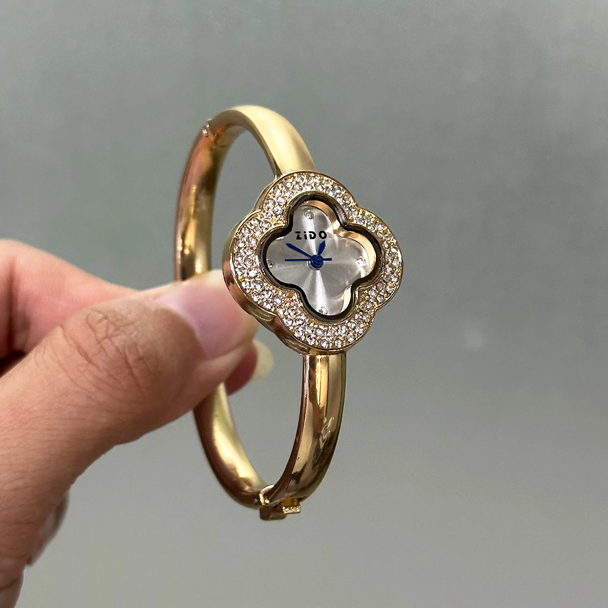 ساعة تناظرية كوارتز كلاسيكية بيضاوية أنيقة للنساء، صندوق حزام ساعة عصري متضمن، هدية مثالية، إكسسوار مجوهرات أنيق