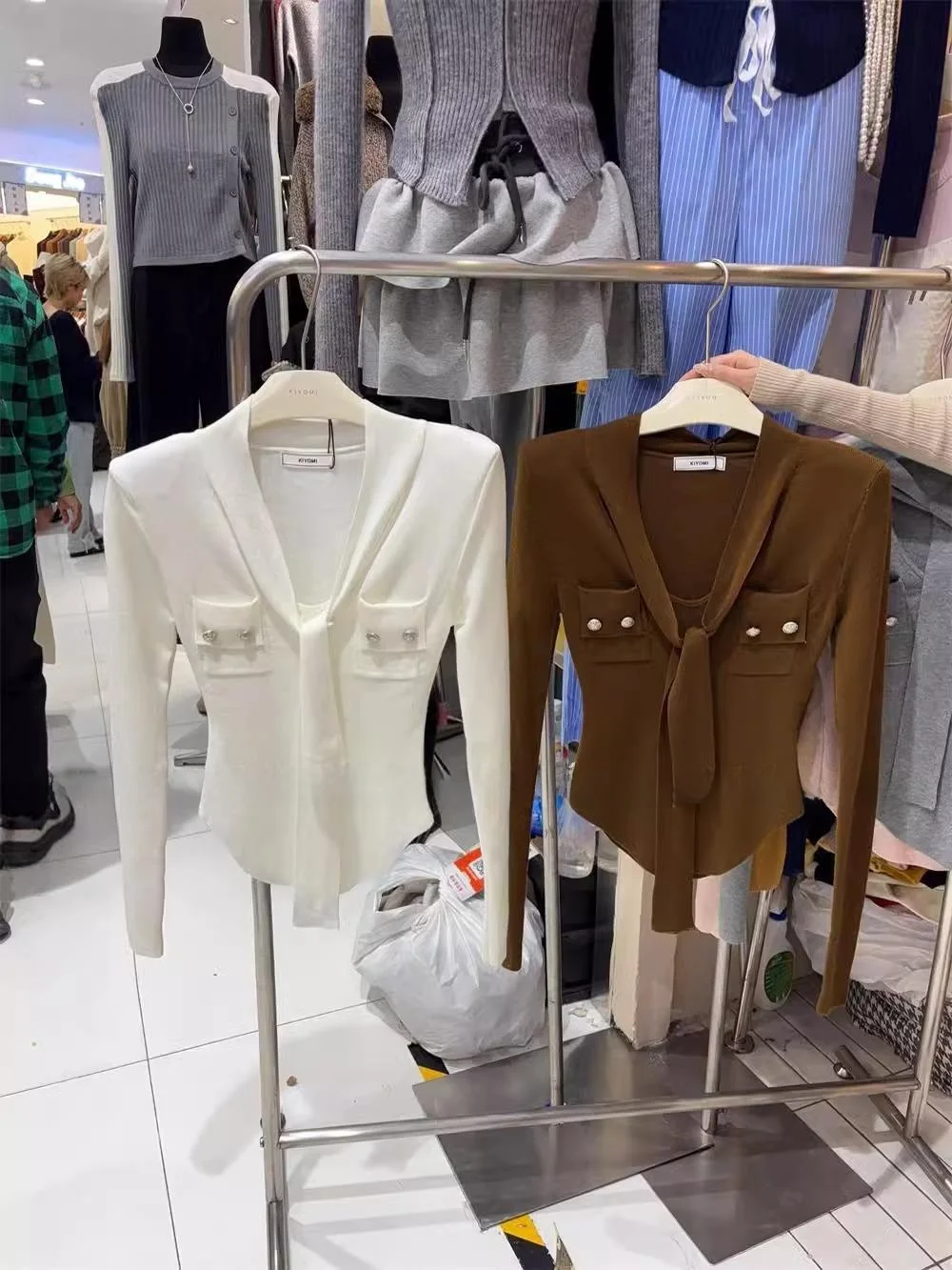 كنزة كيومي الجديدة لخريف وشتاء بتصميم كوري مع ياقة على شكل V وشال، أنيقة وعصرية، تُظهر الرشاقة، مصنوعة من ألياف البوليستر #4