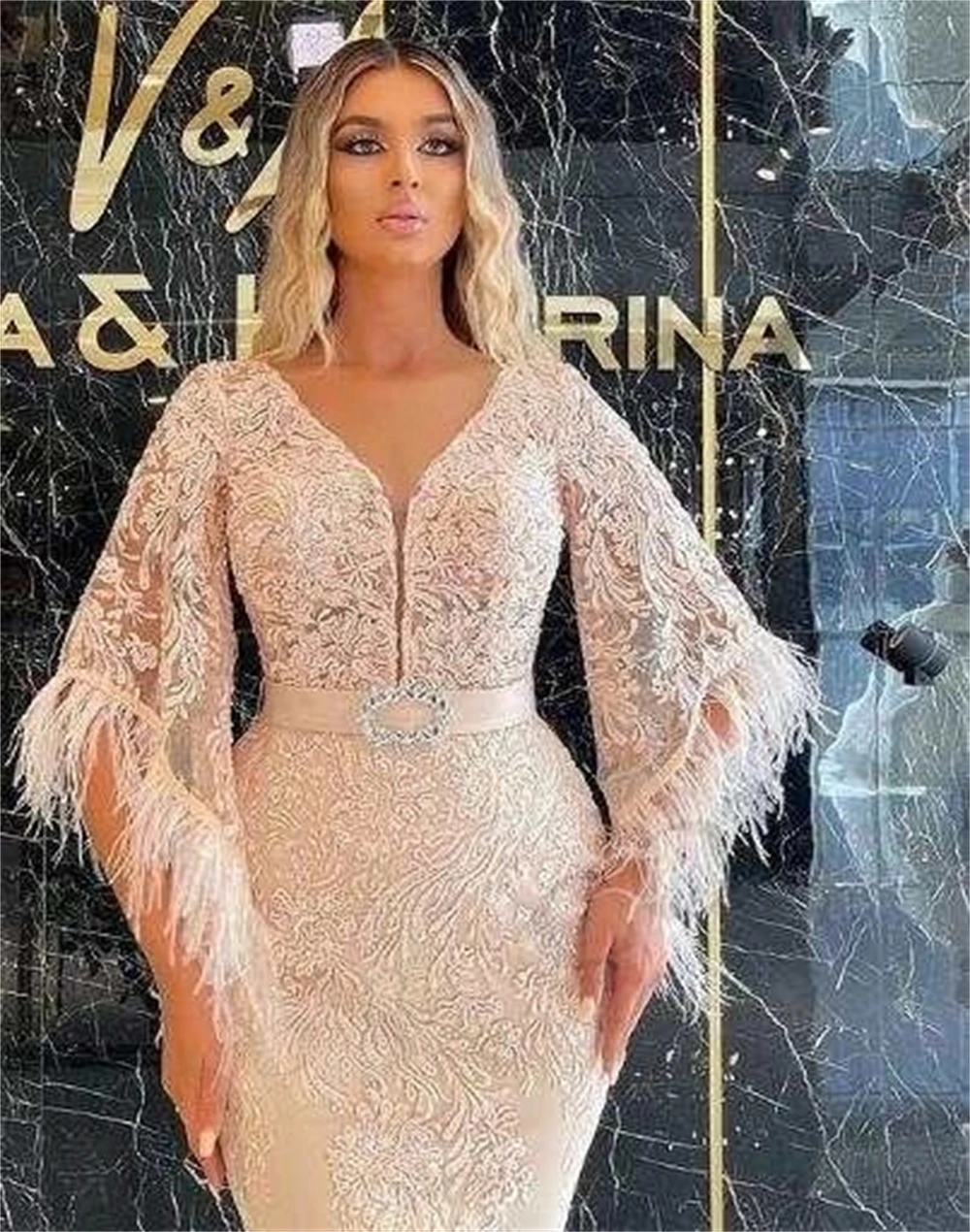 Sukienka wieczorowa na zamówienie, delikatna, z temperamentem, wykwintna sukienka na przyjęcie, boho (bohemski styl), szyta na miarę suknia okolicznościowa, tren dworski, pióra.