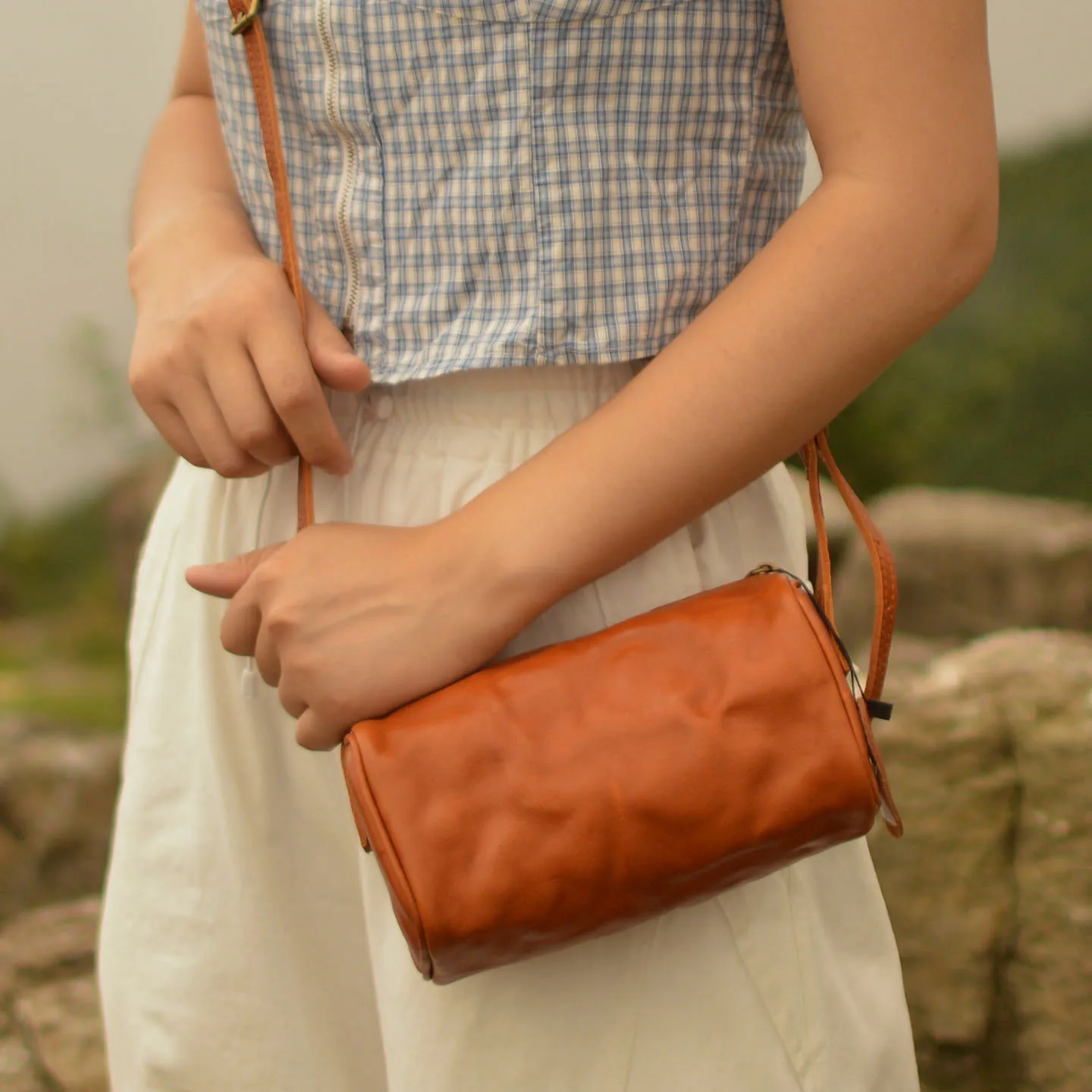 

AETOO Top layer cowhide mobile phone case, round pillow case, single shoulder bag, small bag, soft leather, casual vegetable-tan