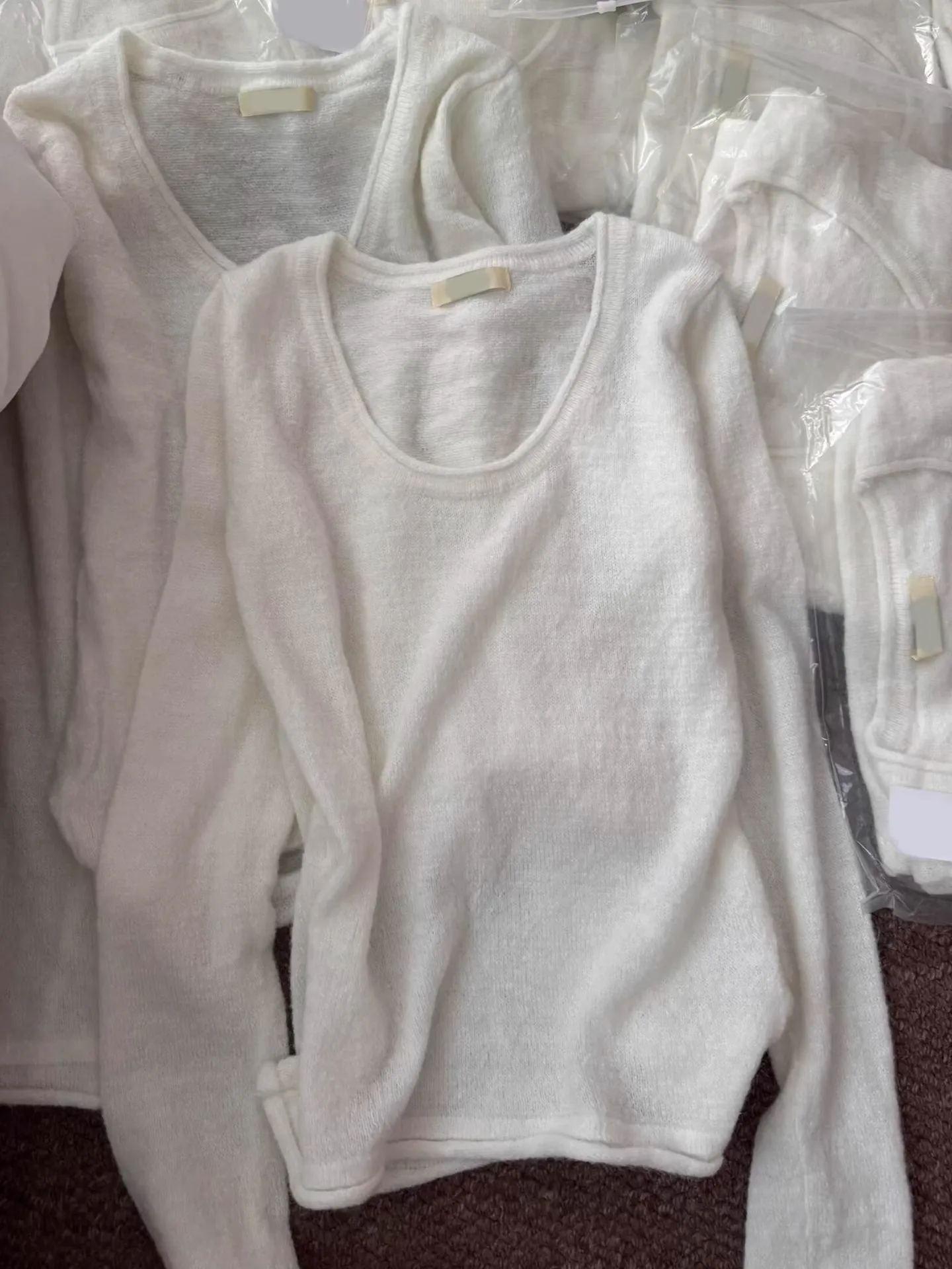 

Тонкий трикотажный топ Slim Fit с U-образным вырезом для женщин, осенний, однотонный, для ношения как база, мягкий, приятный к телу, в корейском стиле