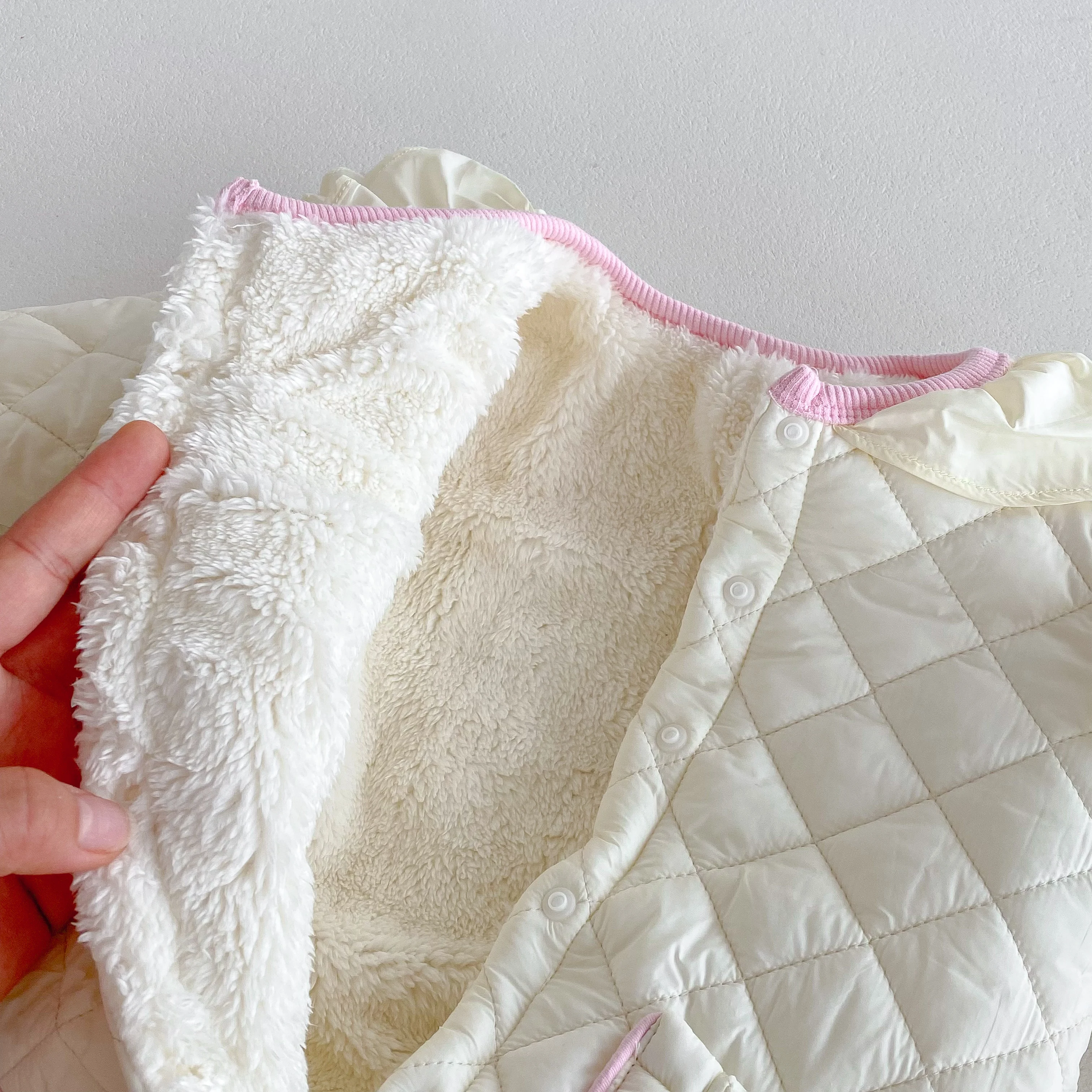 Entzückender Baby-Fleece-Strampler, gefütterte Winter- und Herbstkleidung für Mädchen, warmer Baby-Overall, Neugeborenen-Krabbelanzug. – Detail 6